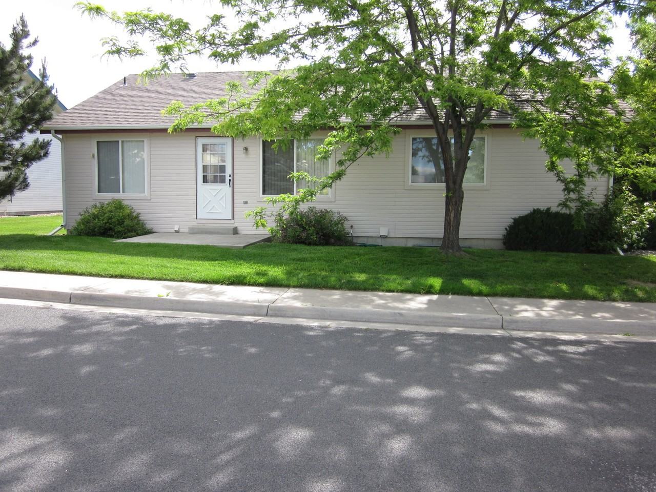 421 Radiant Dr - Photo 2 of 9