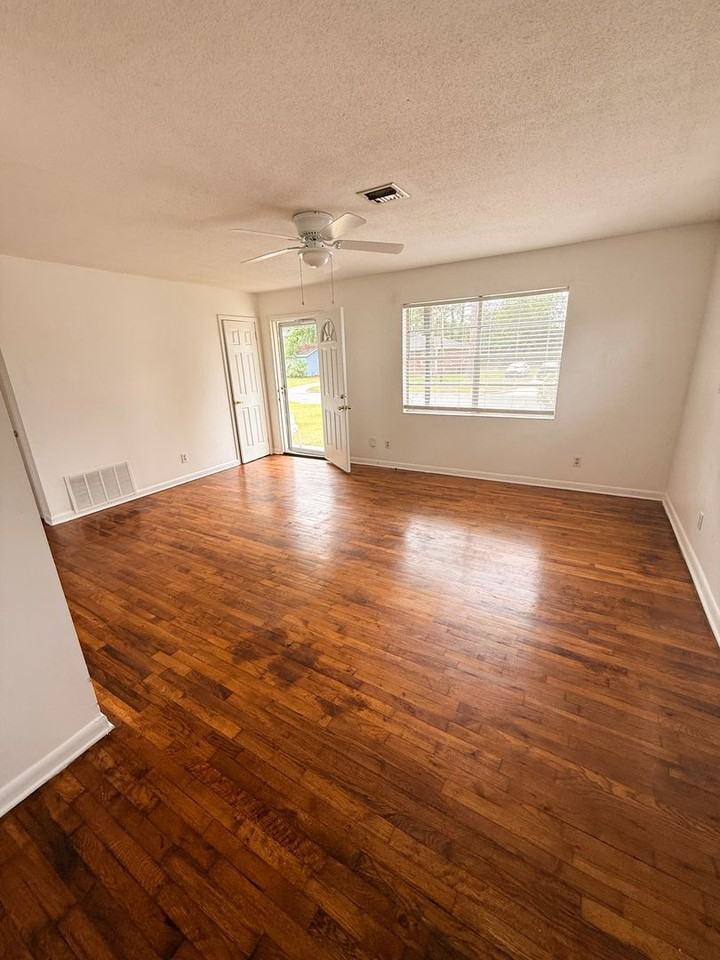 1409 Southwood Dr - Photo 4 of 7