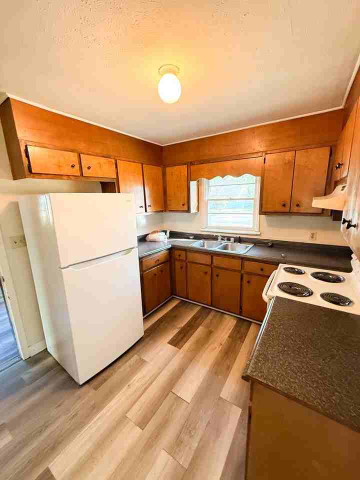 1404 Lake Park Rd - Photo 5 of 12