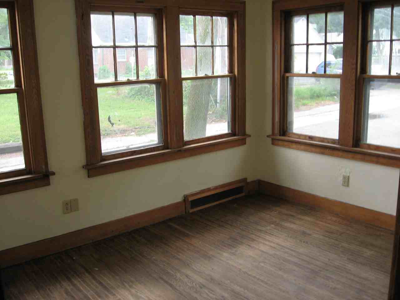 419 E Pettit Ave - Photo 3 of 13
