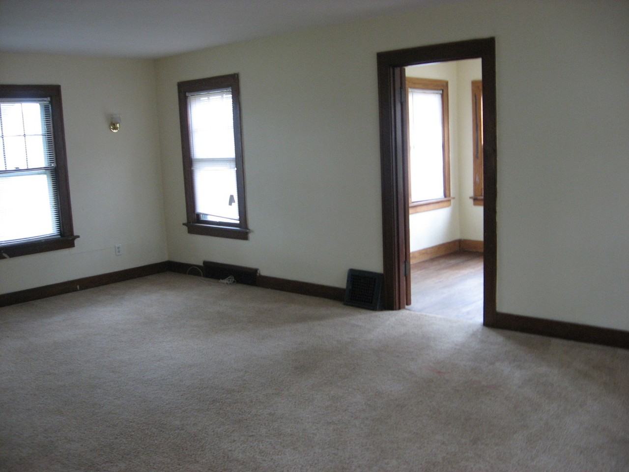 419 E Pettit Ave - Photo 4 of 13