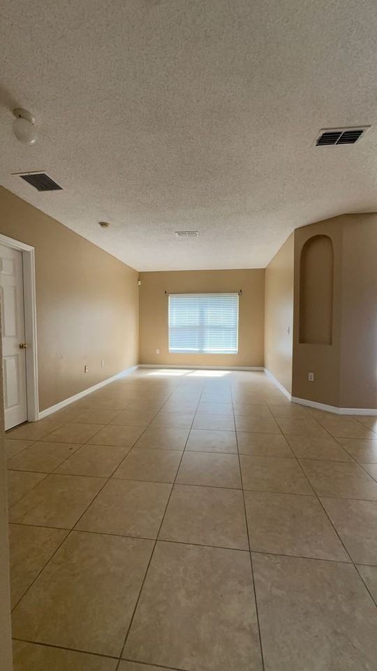 850 Glastonbury Dr - Photo 7 of 33