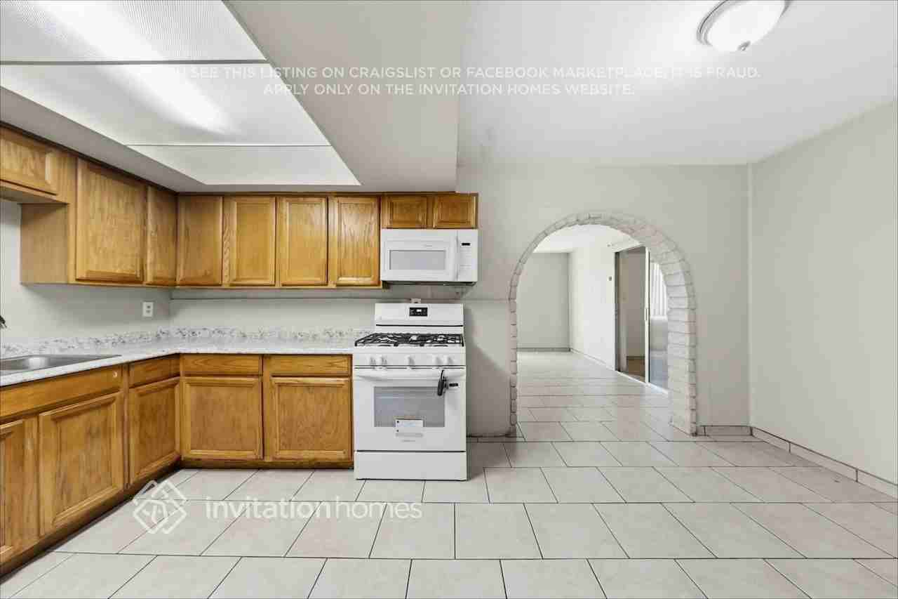 4147 W Flower St - Photo 4 of 18