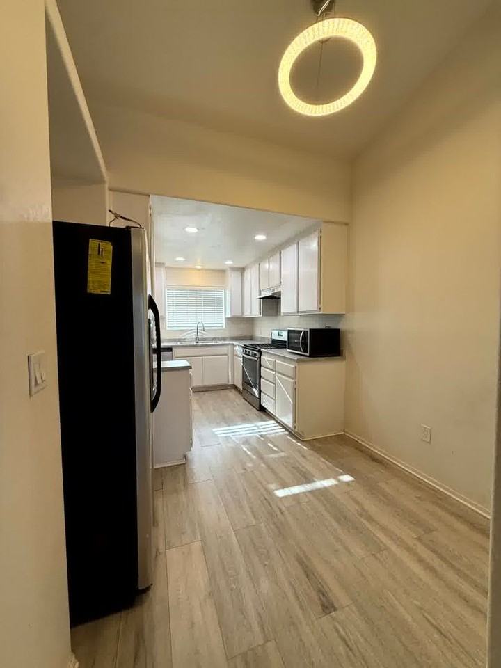 405 S 6th St - Photo 4 of 14