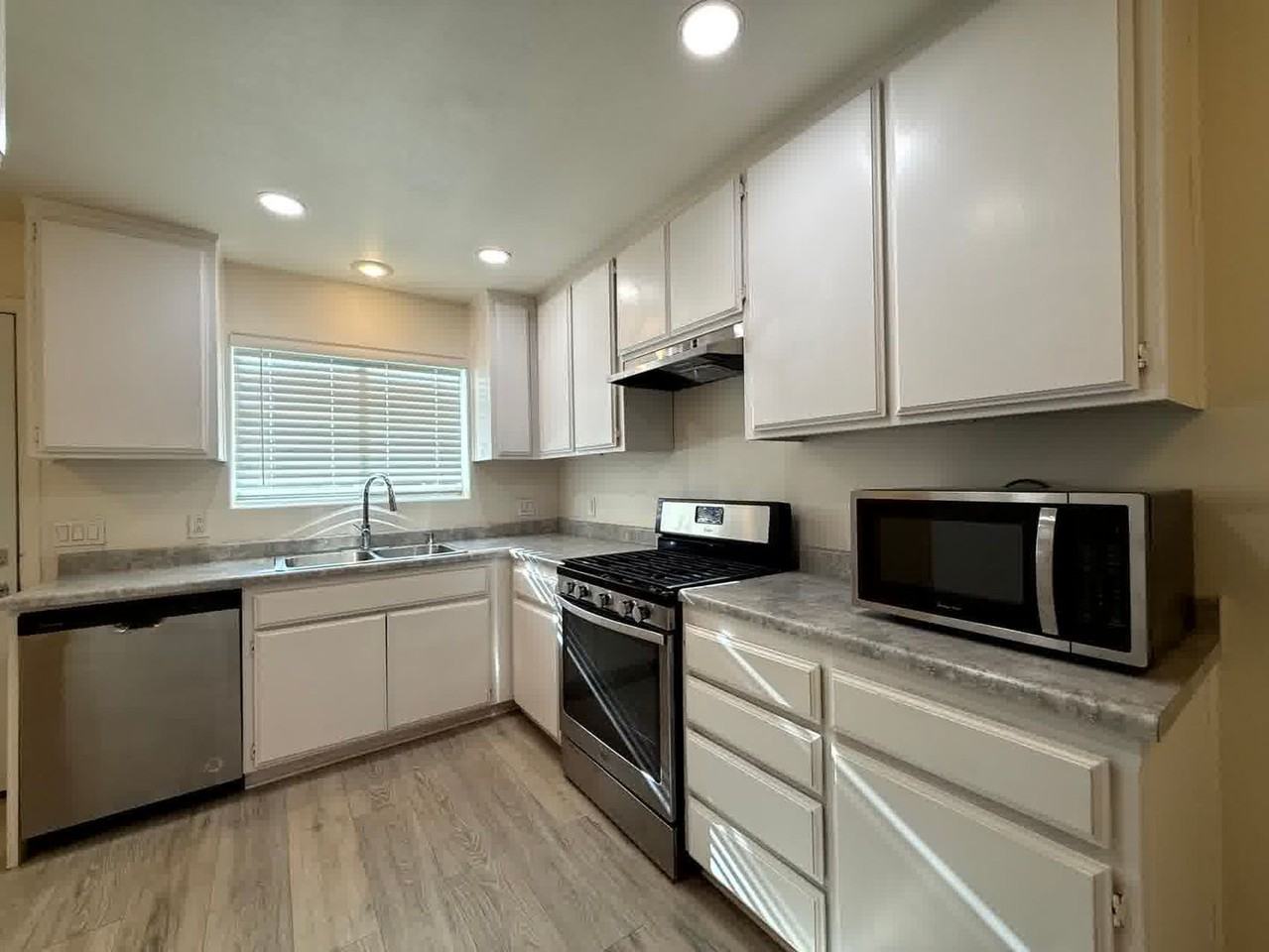 405 S 6th St - Photo 5 of 14
