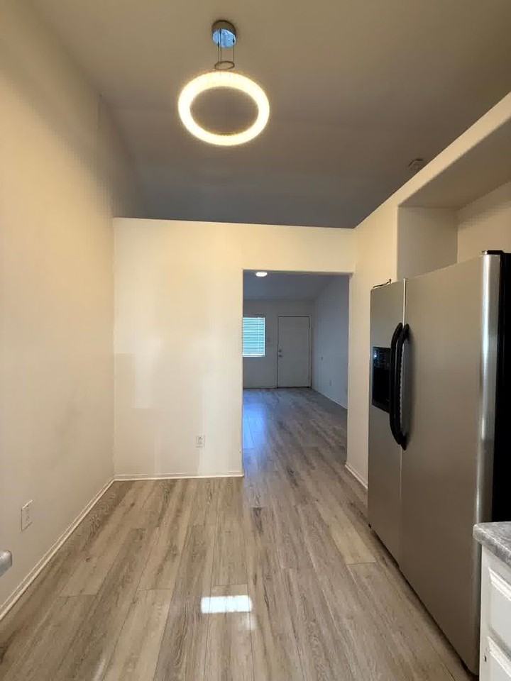405 S 6th St - Photo 6 of 14