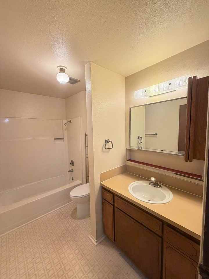 2713 S 7th St - Photo 6 of 30