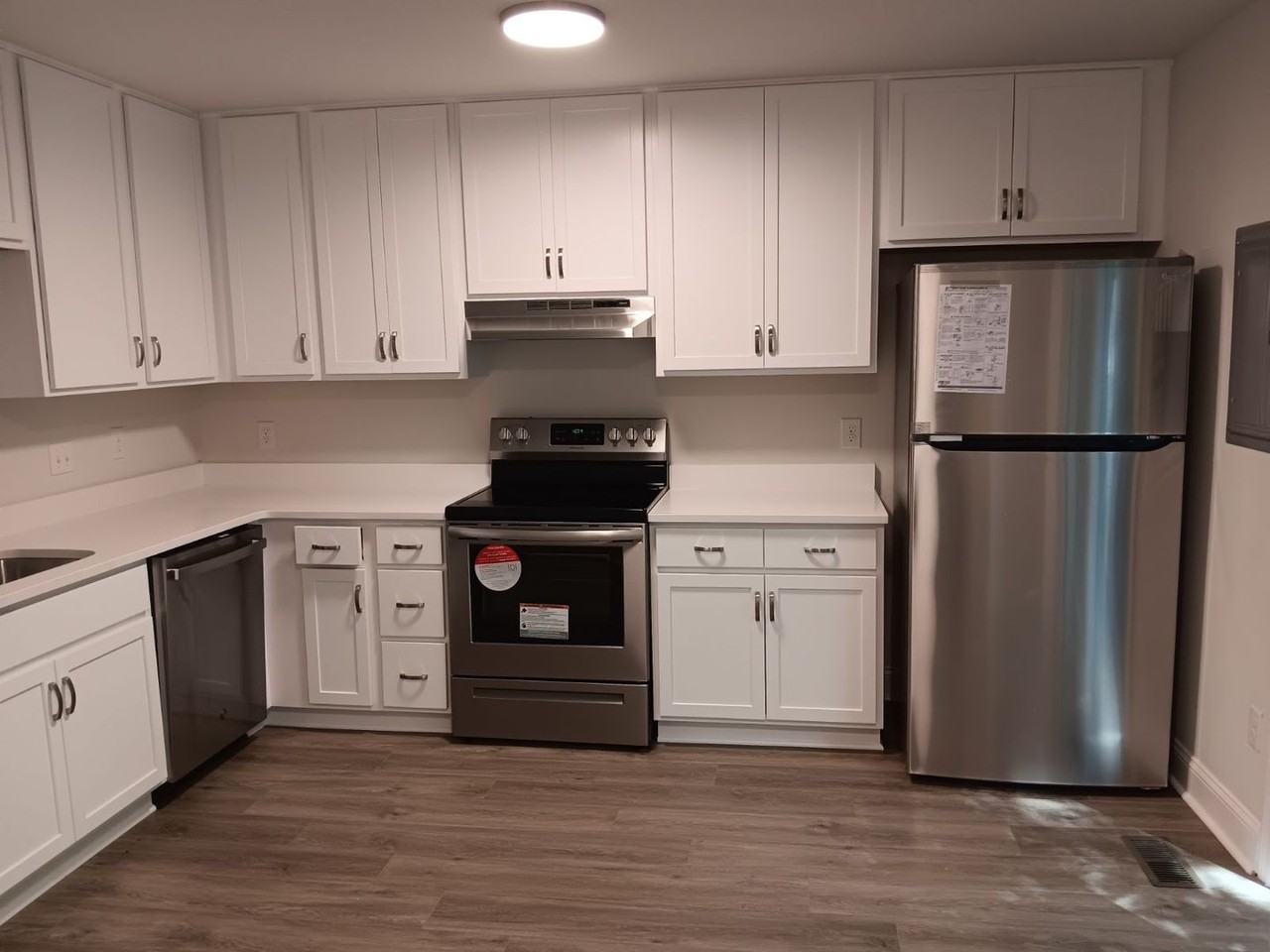 212 N Peartree Ln - Photo 2 of 17