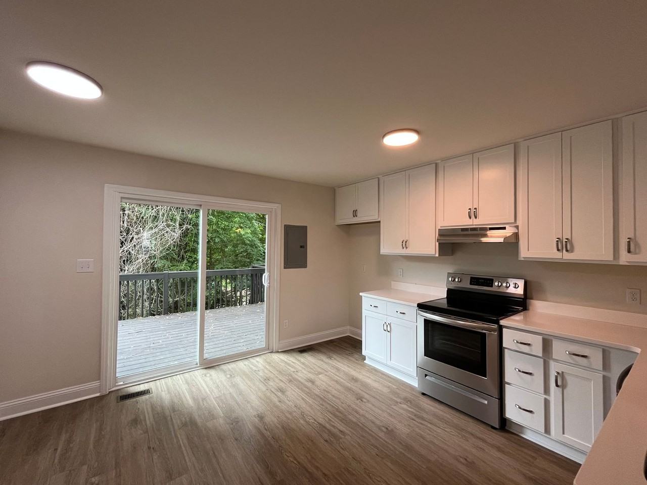 212 N Peartree Ln - Photo 3 of 17