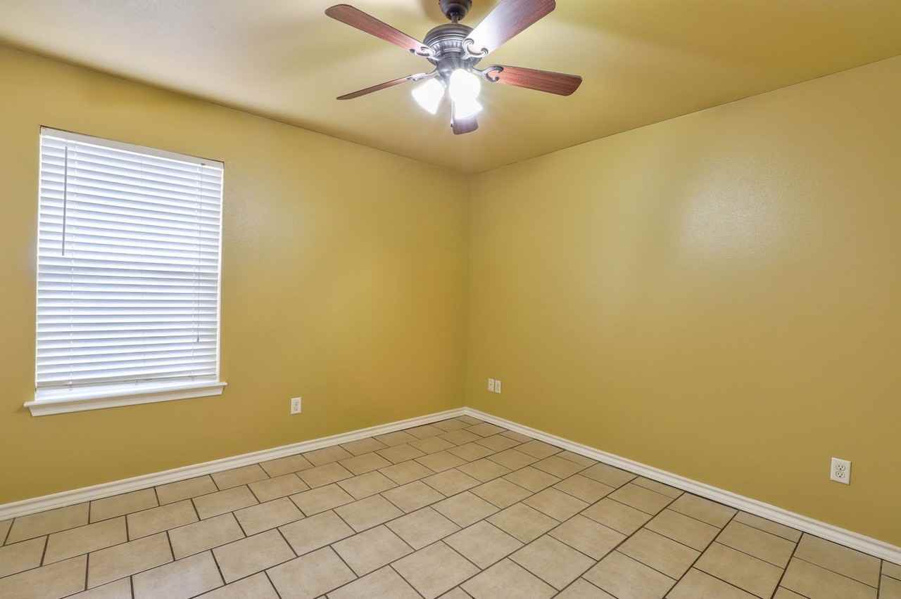 1221 E 18th St - Photo 3 of 7