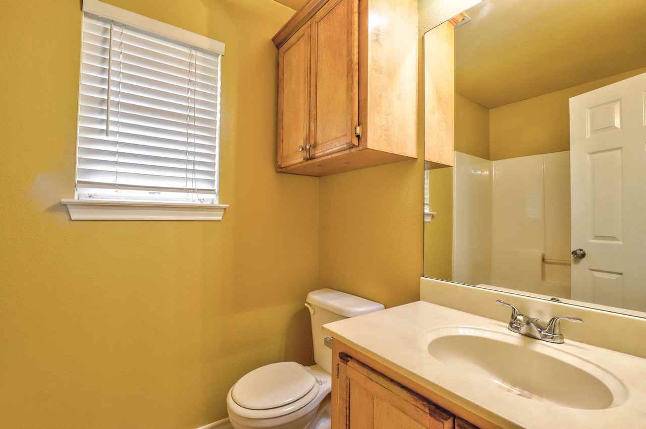 1221 E 18th St - Photo 4 of 7