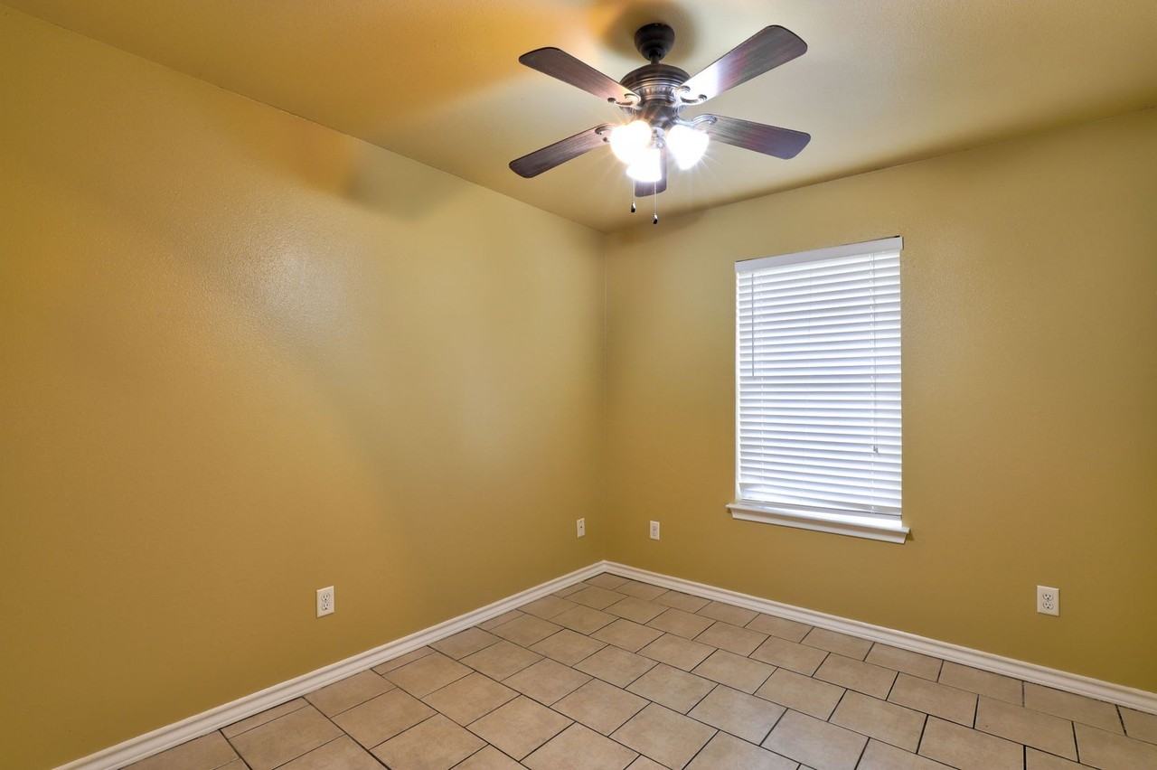 1221 E 18th St - Photo 5 of 7