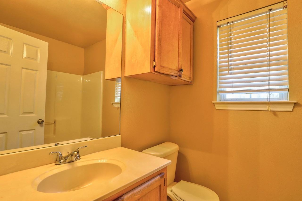 1221 E 18th St - Photo 6 of 7