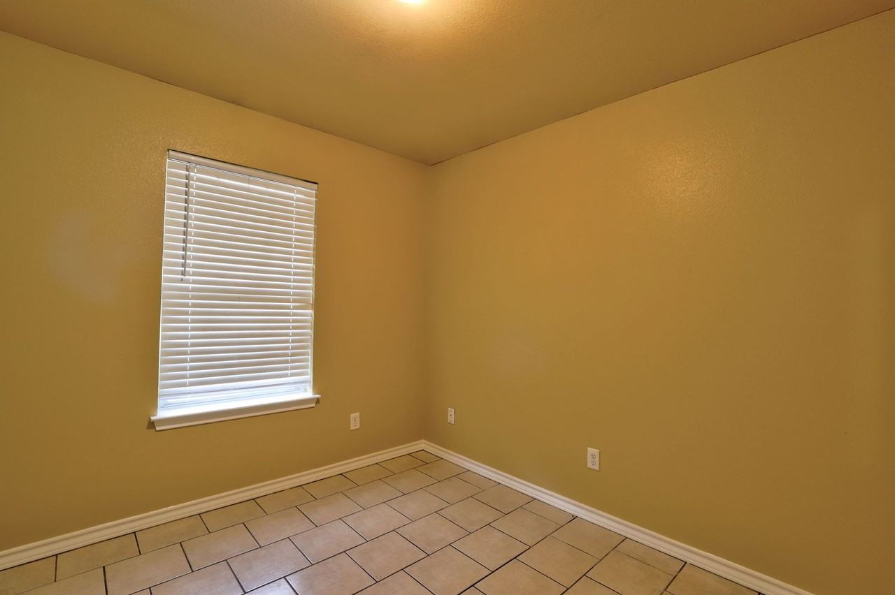 1221 E 18th St - Photo 7 of 7