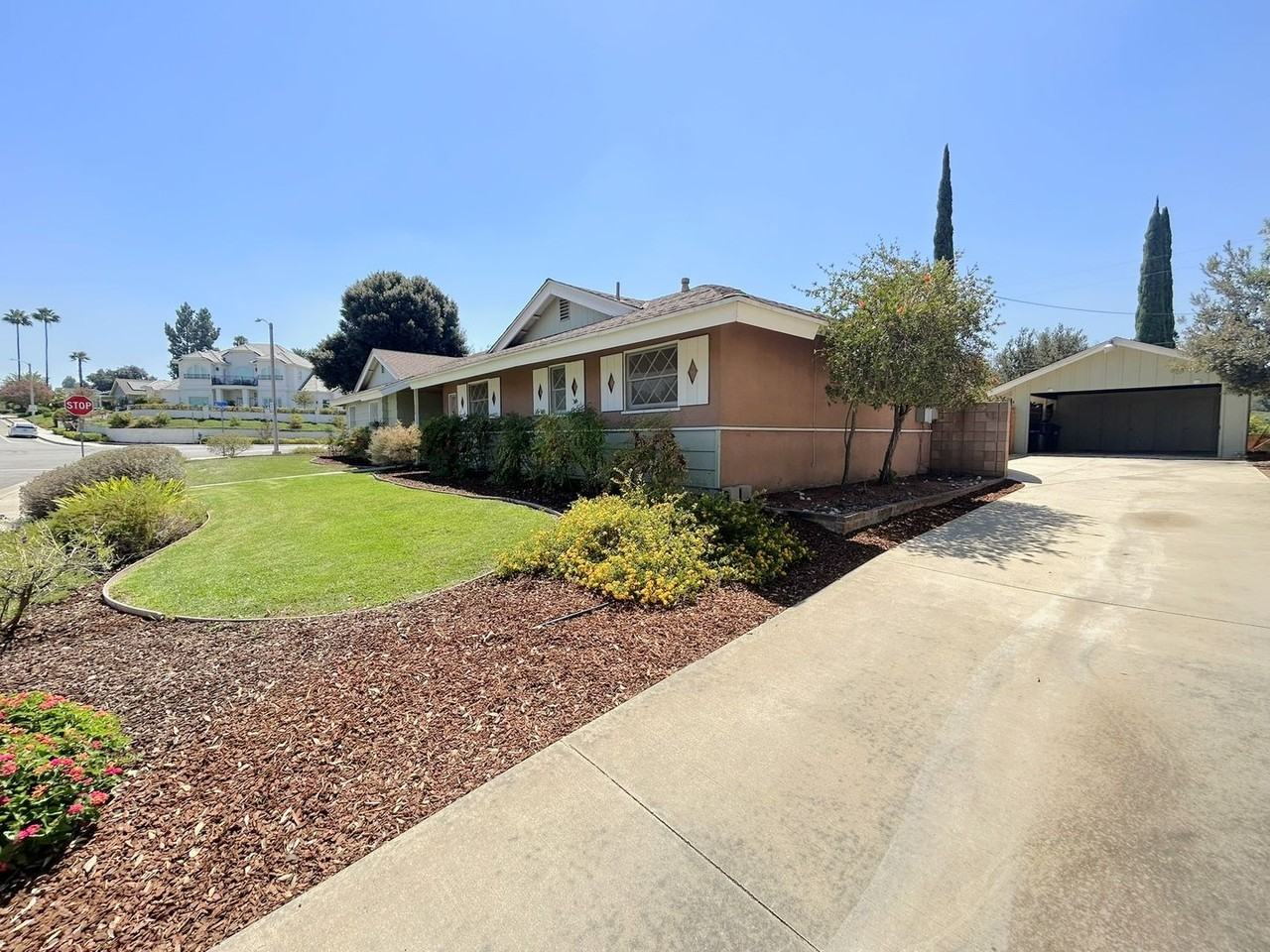 238 E Sunset Dr N - Photo 3 of 24