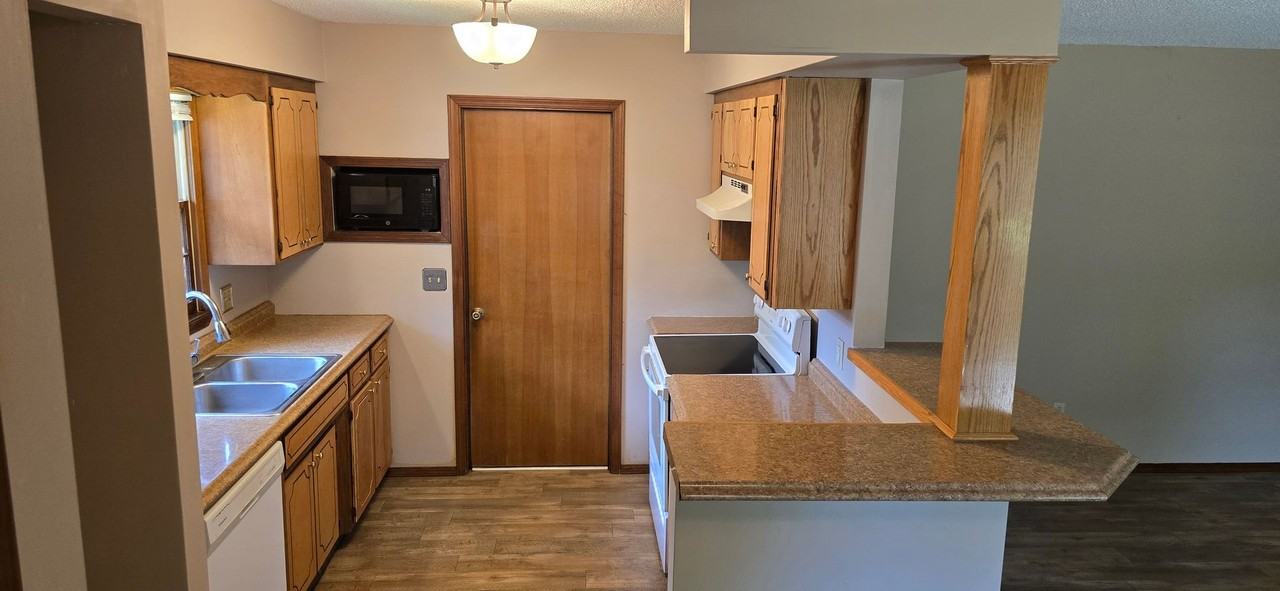 1438 S John Ave - Photo 3 of 12