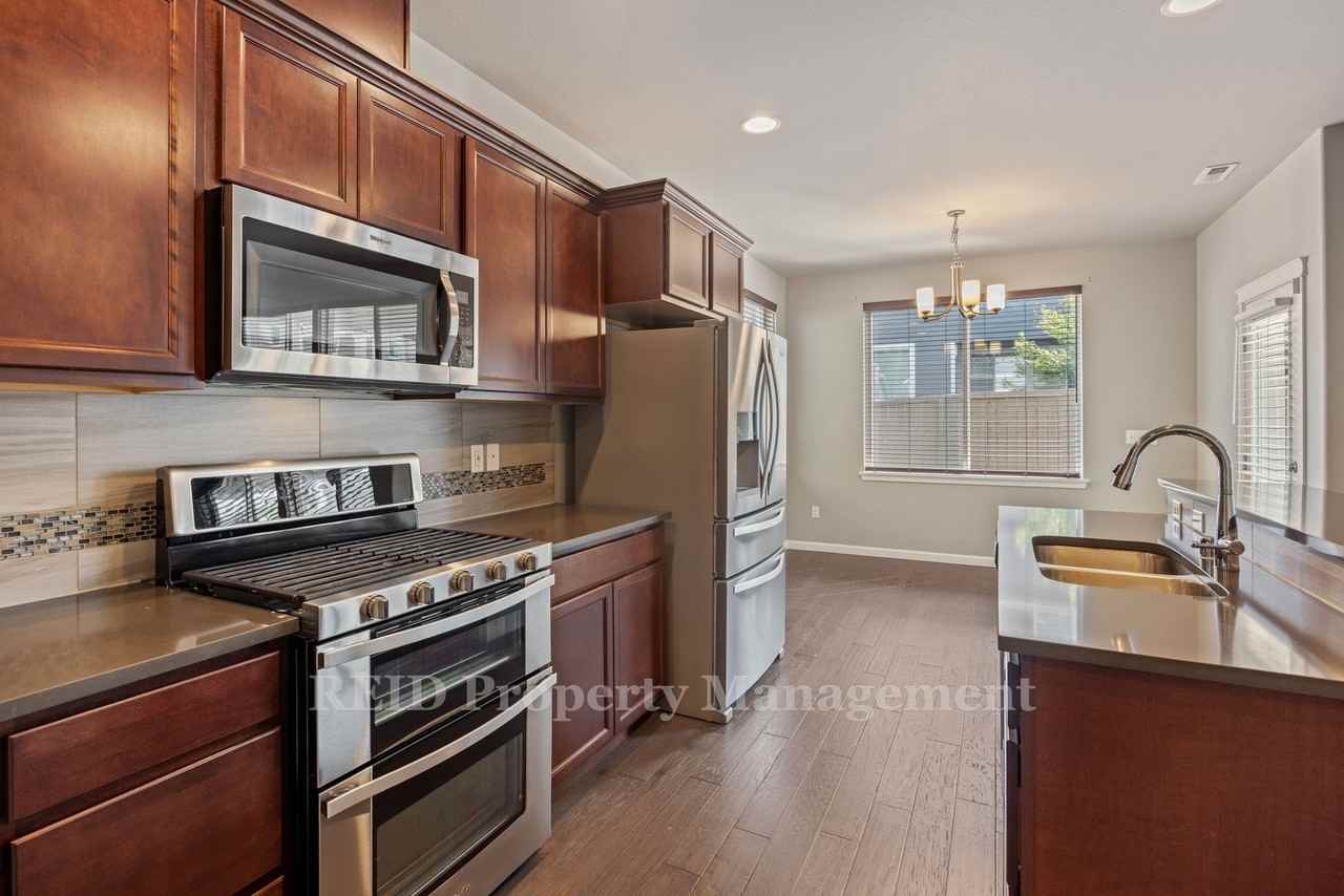 3887 Portside Dr - Photo 3 of 20