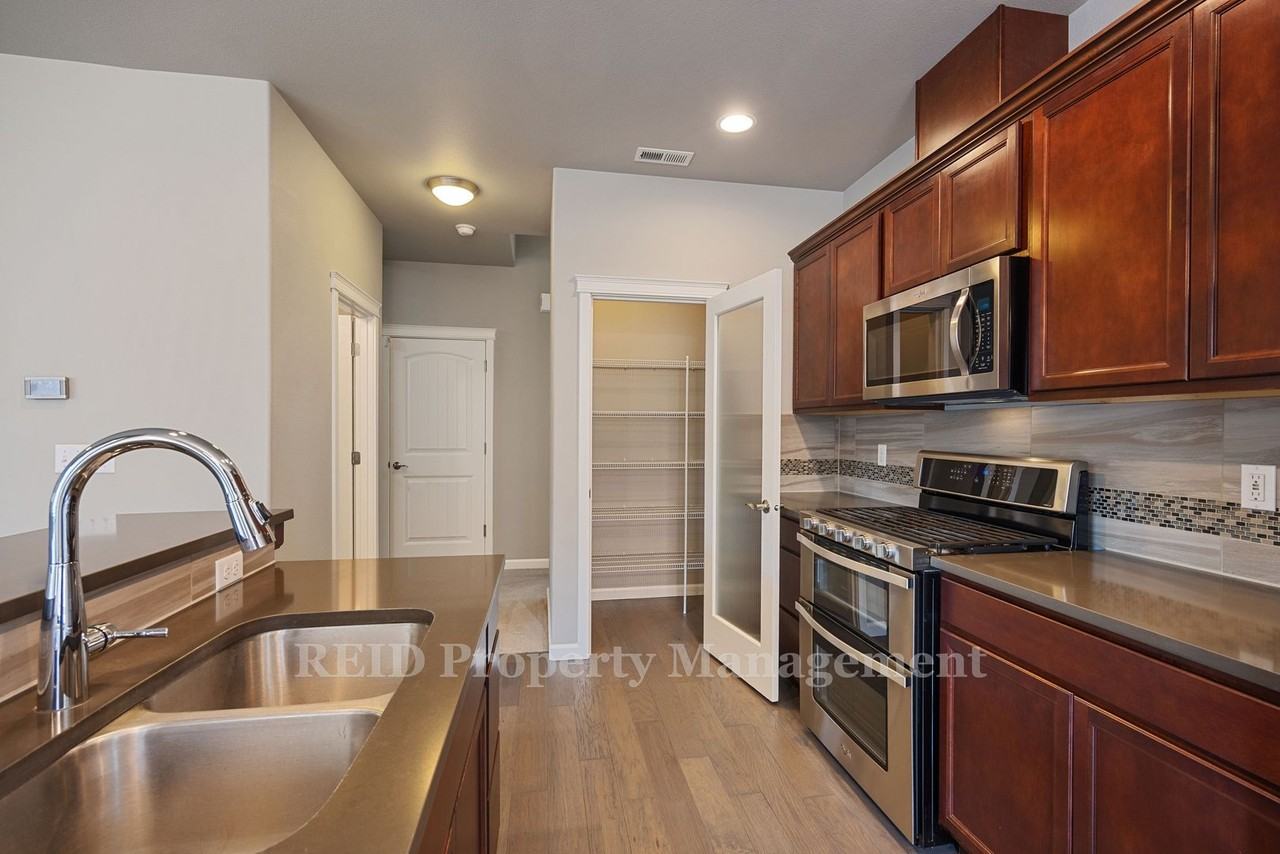 3887 Portside Dr - Photo 4 of 20