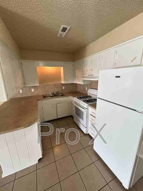 405 Park St #D - Photo 4 of 11