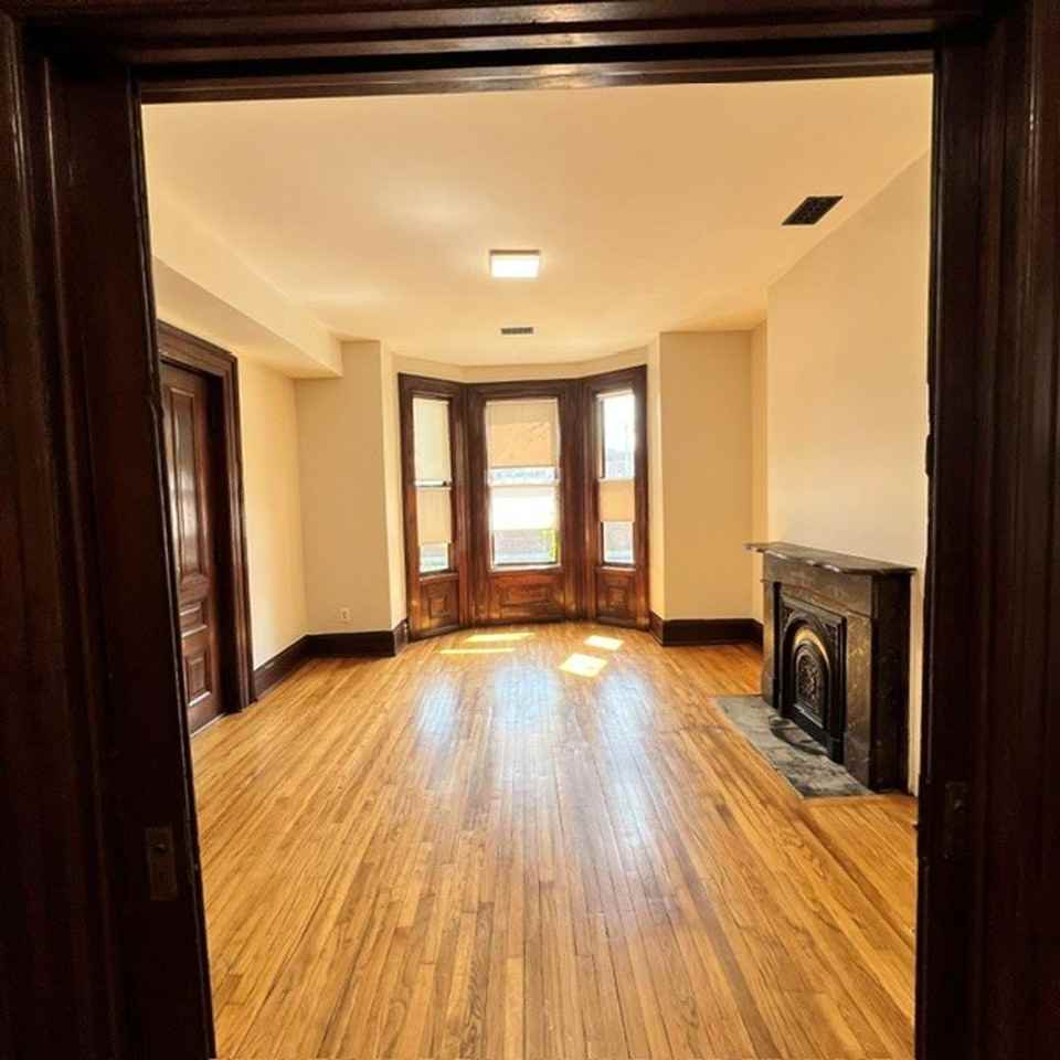 Peterboro & Charlotte Houses in Midtown - Photo 3 of 12
