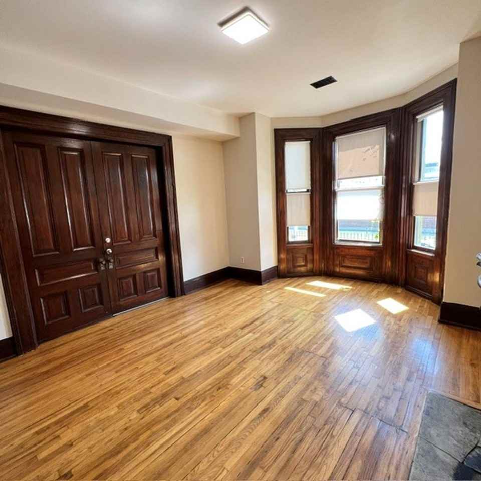 Peterboro & Charlotte Houses in Midtown - Photo 4 of 12
