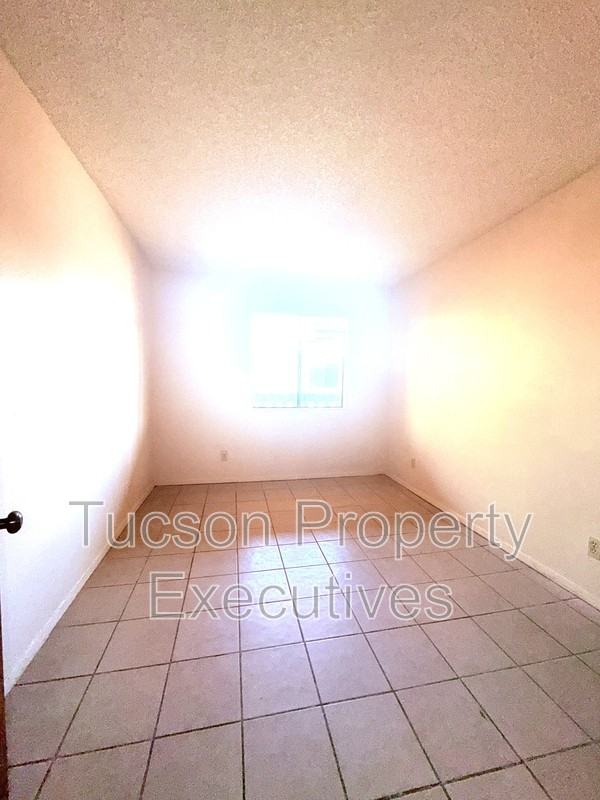 319 E Mohave Rd - Photo 3 of 8