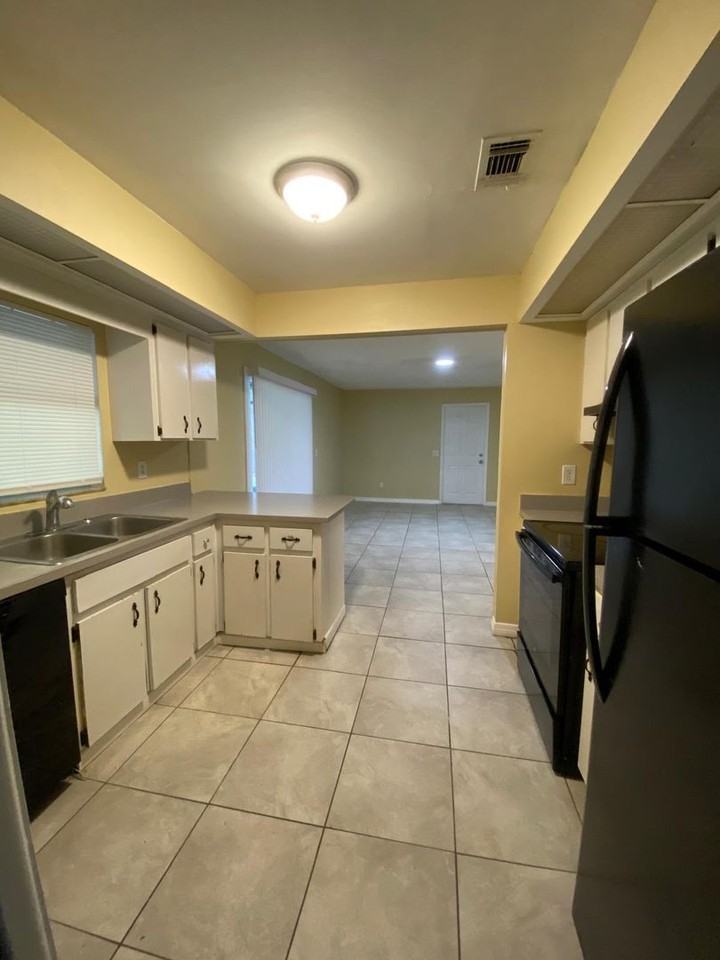 3509 Lori Ln N - Photo 3 of 4