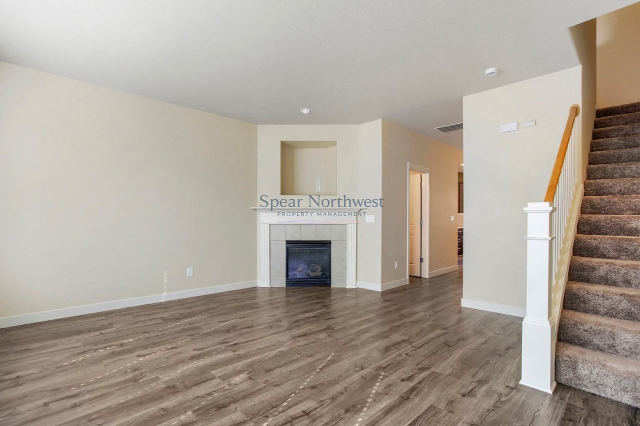 1976 Nw Florence Ave - Photo 4 of 31