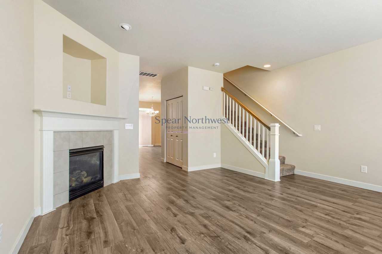 1976 Nw Florence Ave - Photo 5 of 31