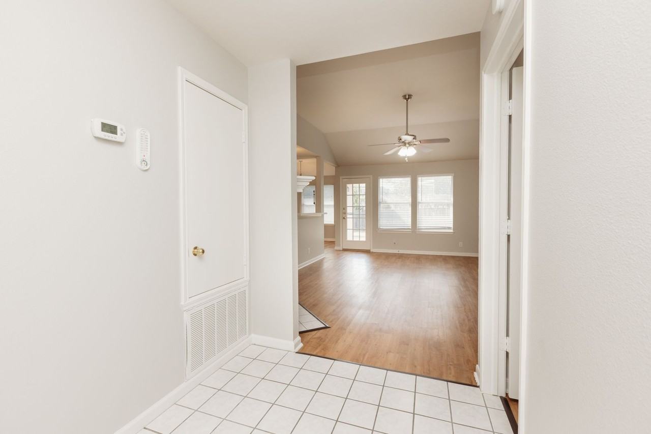 704 Red River Ln - Photo 3 of 20
