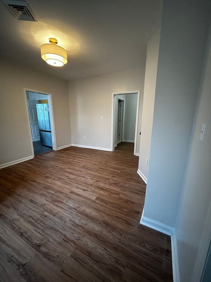 1218 Paxton St - Photo 5 of 14