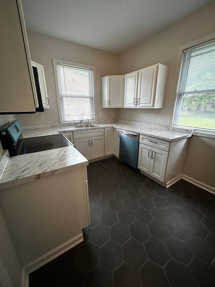 1218 Paxton St - Photo 7 of 14