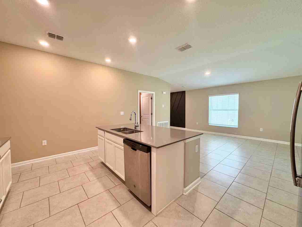 112 Pershing St - Photo 7 of 41