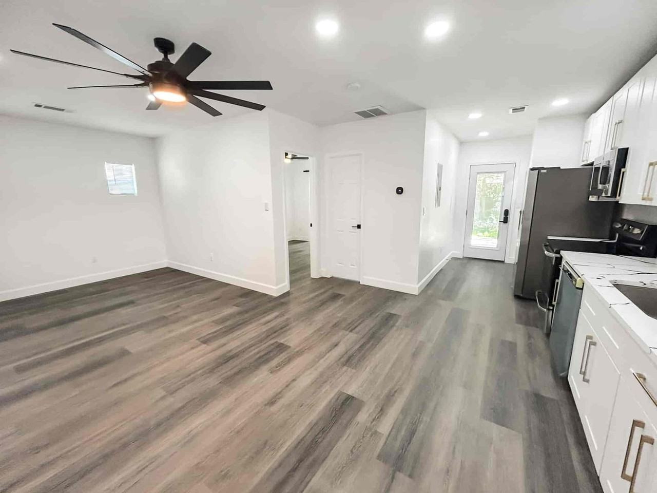 1213 Pine Grove Ave Ne - Photo 4 of 21