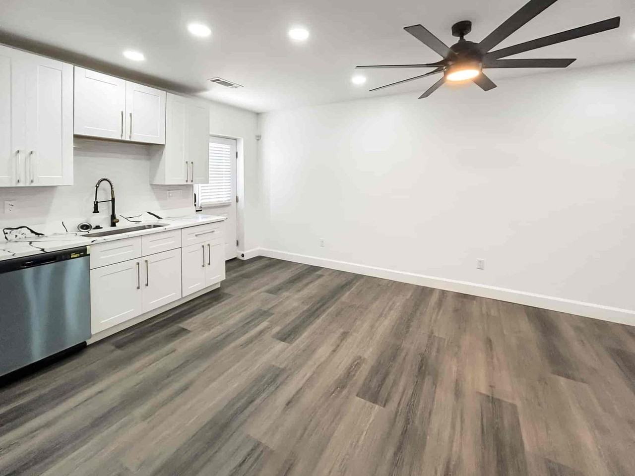 1213 Pine Grove Ave Ne - Photo 5 of 21