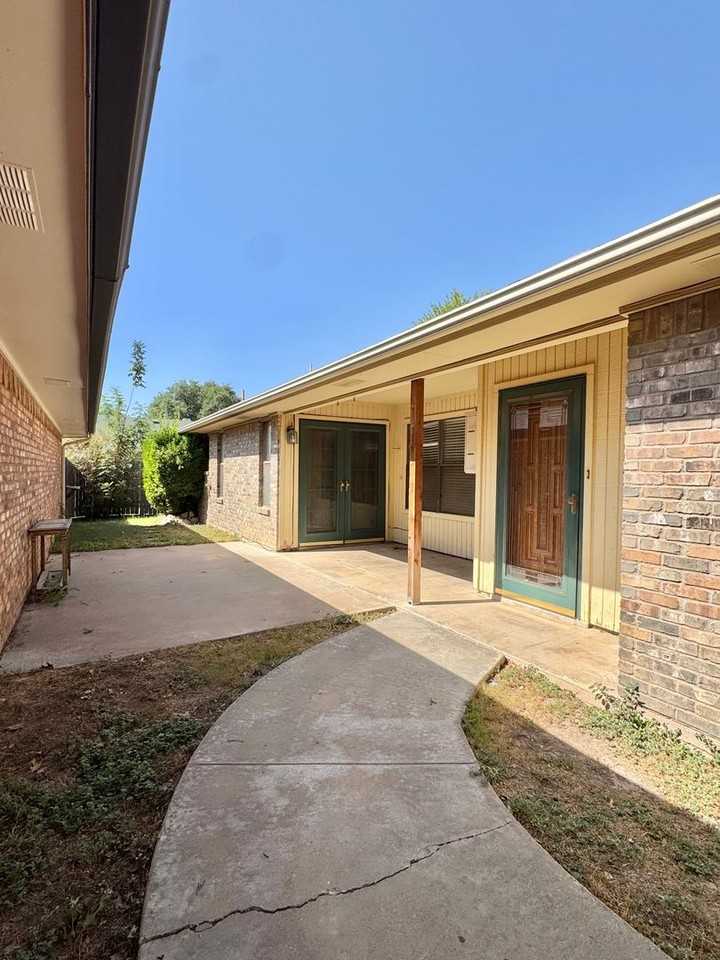 1623 Wyoming Ave - Photo 3 of 10