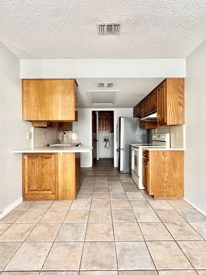 1623 Wyoming Ave - Photo 6 of 10