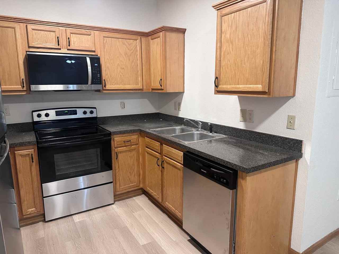 905 Ne Deer Creek Dr - Photo 3 of 8