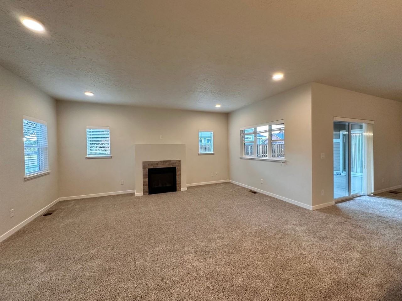 742 Ne Union Loop - Photo 5 of 50