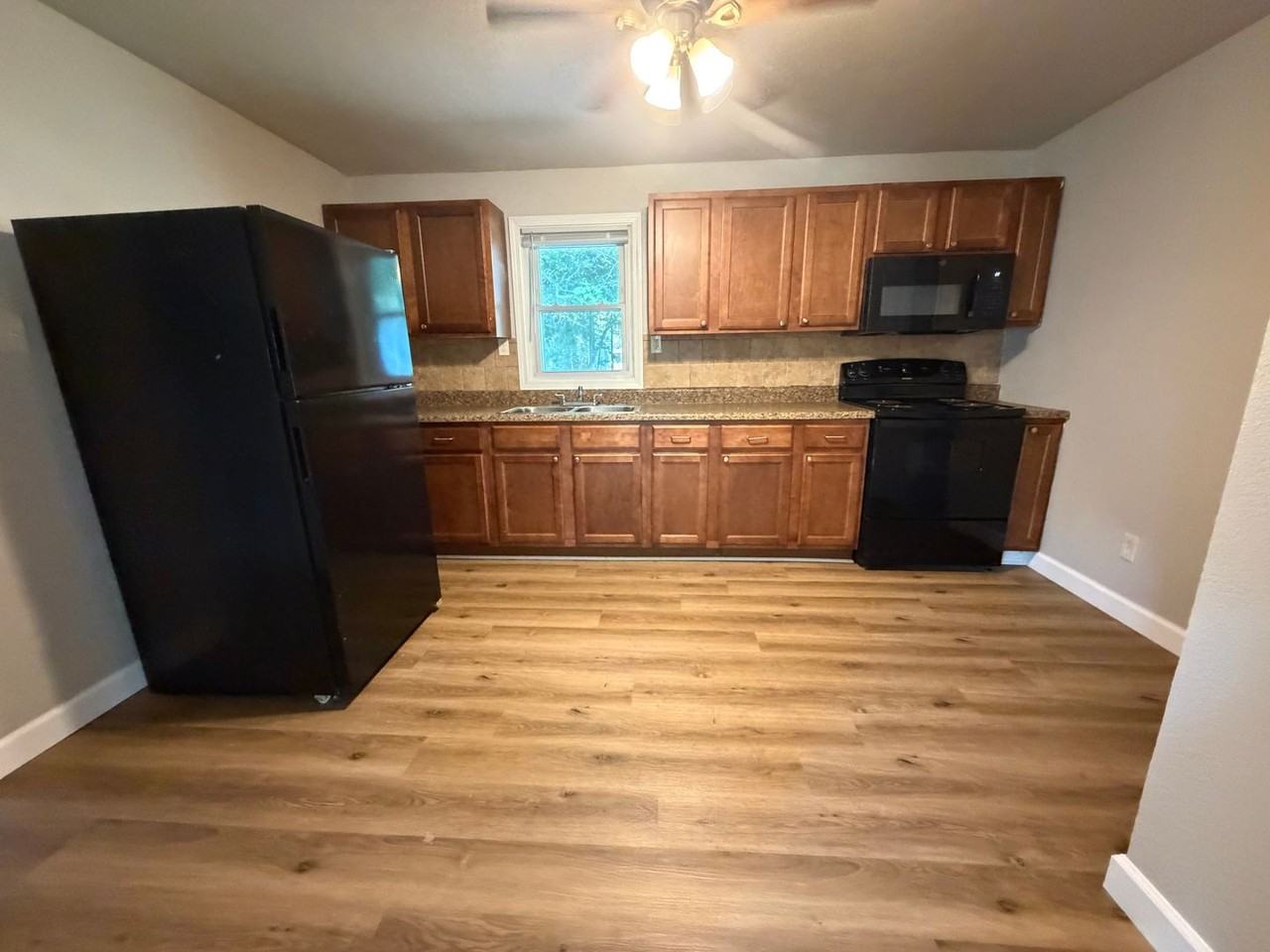 1013 Jefferson St - Photo 5 of 12