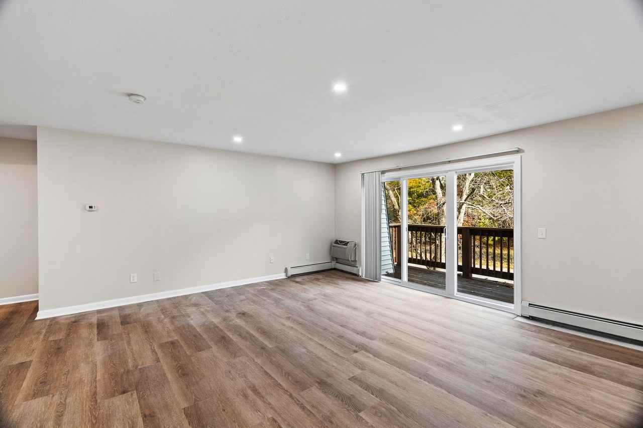 383-385 Oaklawn Ave - Photo 4 of 22