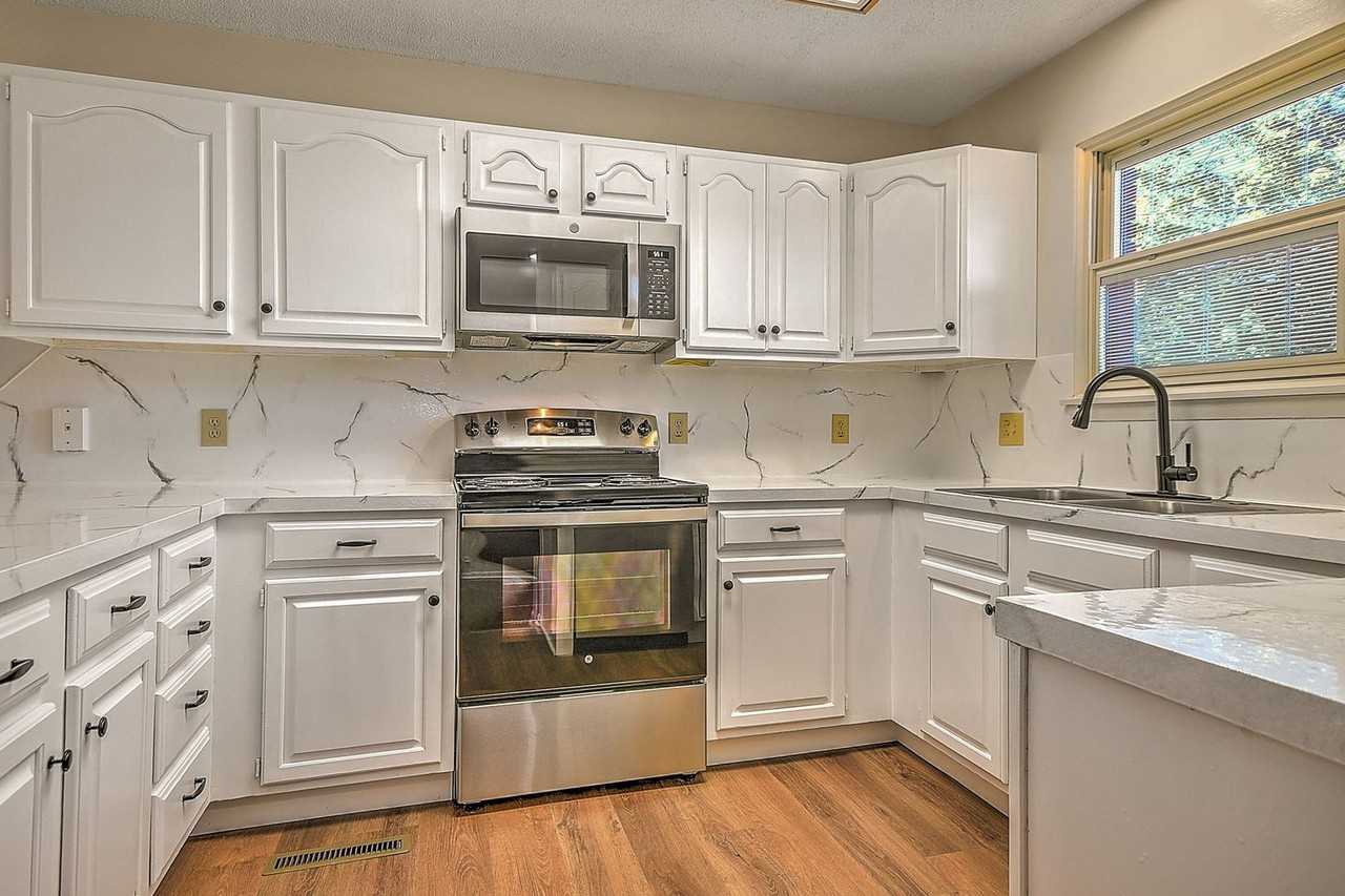 501 Manor Dr - Photo 4 of 31