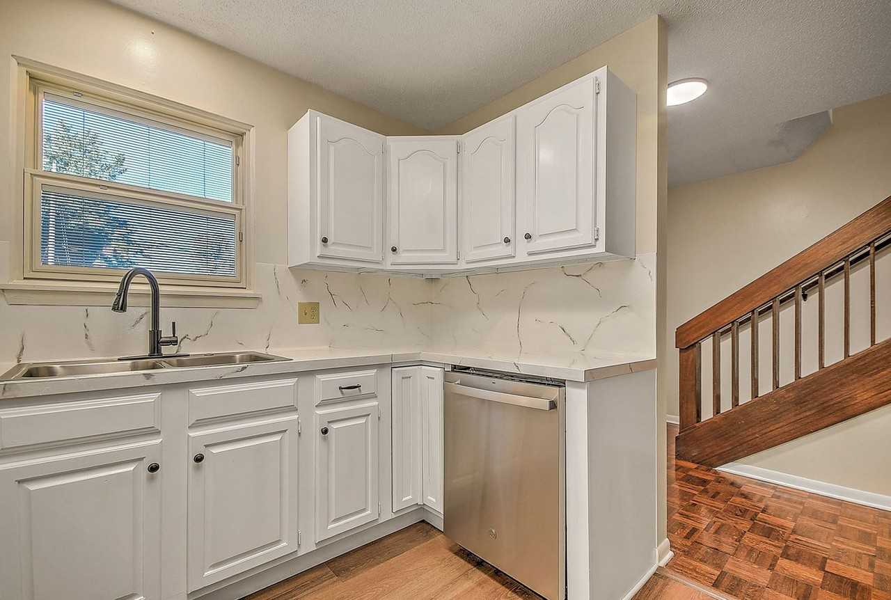 501 Manor Dr - Photo 5 of 31