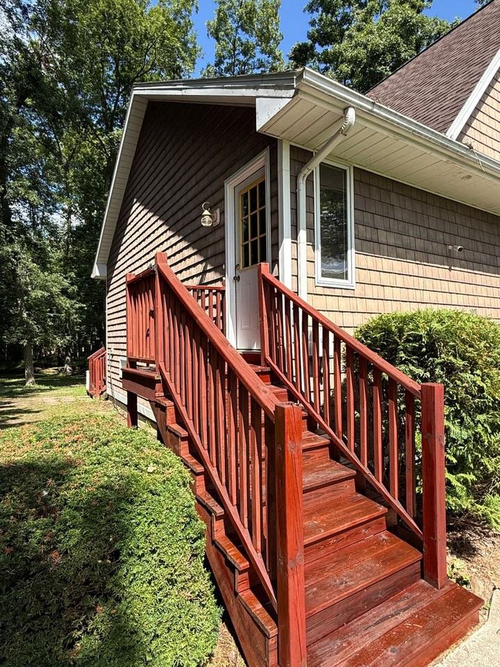 7366 Surrey Dr - Photo 4 of 35