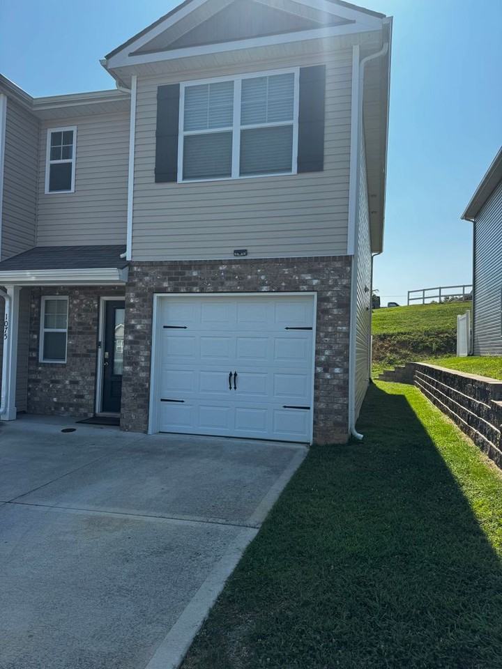 1075 Hammett Rd - Photo 2 of 32