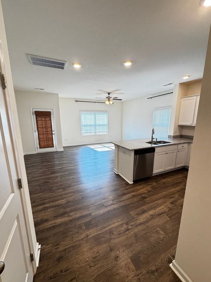 1075 Hammett Rd - Photo 4 of 32
