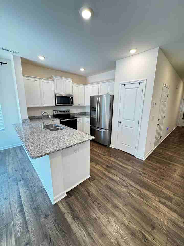 1075 Hammett Rd - Photo 5 of 32