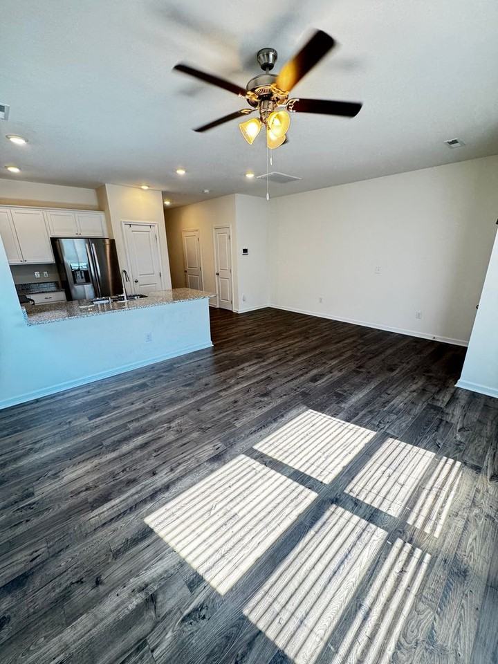 1075 Hammett Rd - Photo 6 of 32