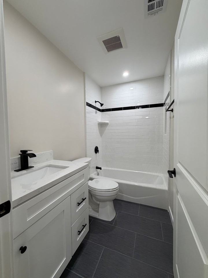 11705 Woodley Ave - Photo 4 of 16