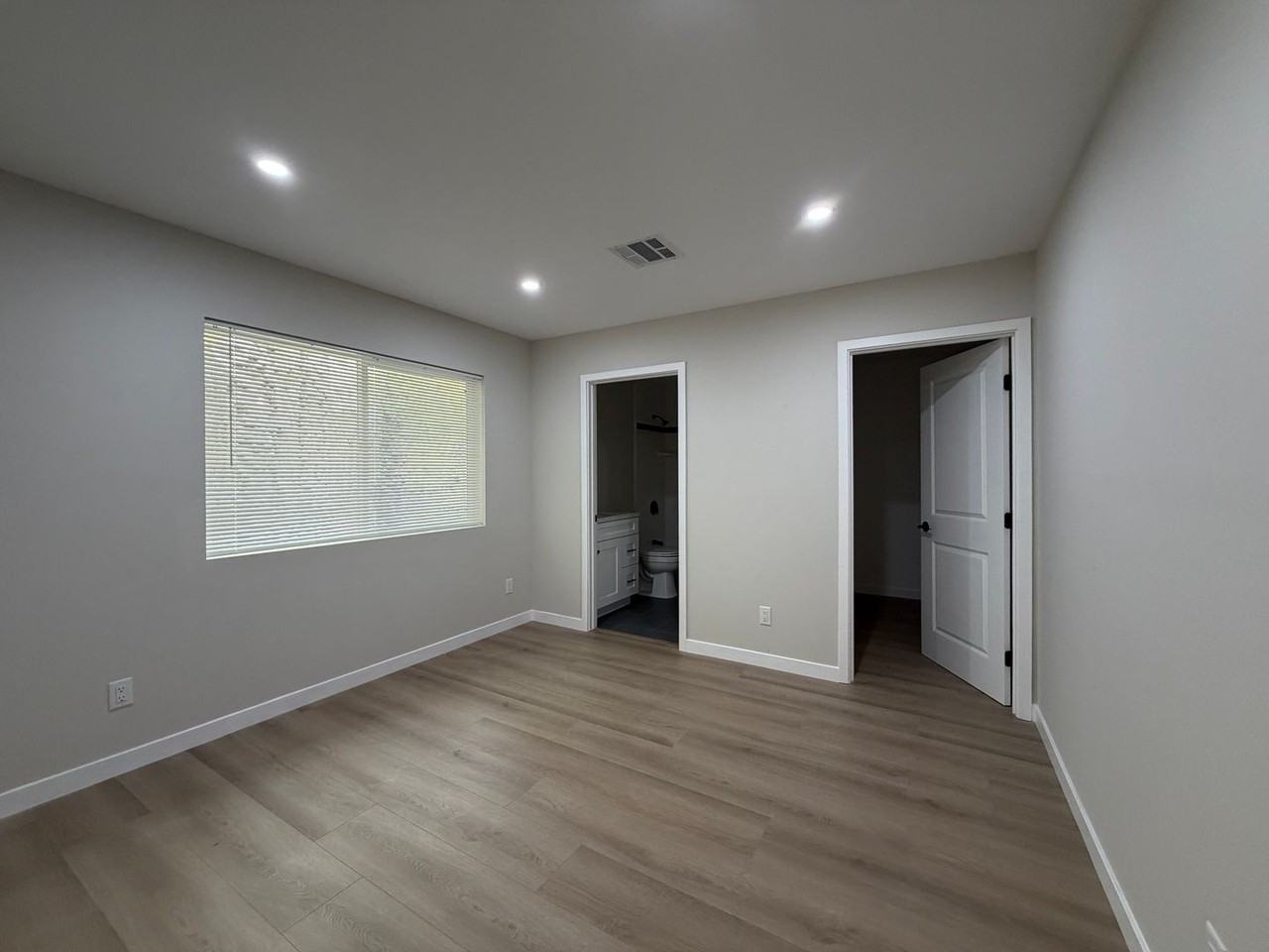 11705 Woodley Ave - Photo 5 of 16